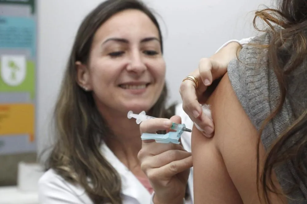 Unidades de saúde de Cascavel iniciam a conferência de cadernetas e a aplicação de doses em atraso para crianças e adolescentes. Foto: Divulgação/Assessoria