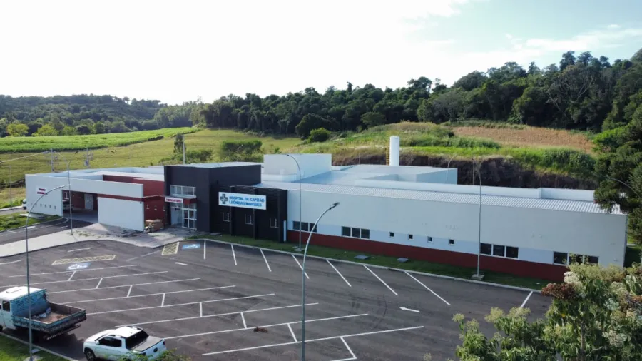 Prédio do novo hospital municipal custou R$ 11,9 milhões e segue sem funcionar por falta de alvarás e licenças exigidos. Foto: Reprodução