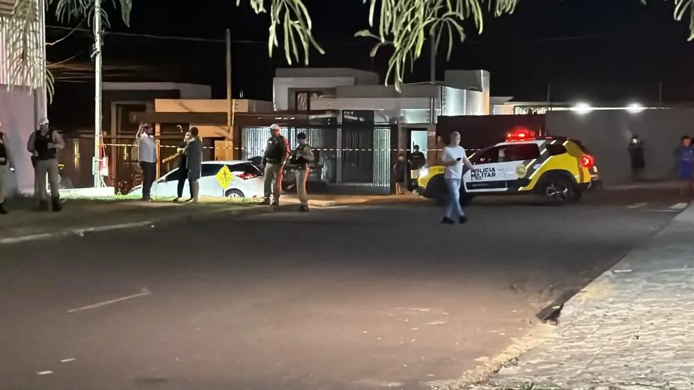 Polícia Militar isolou a área após homem ser morto a tiros no Bairro 14 de Novembro.