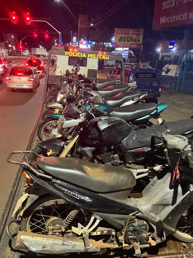 Sete motocicletas foram recolhidas durante patrulhamento ostensivo do Pelotão de Trânsito no município. Foto: Divulgação/PMPR
