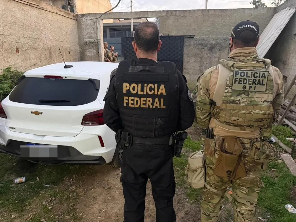 Policiais federais cumprem mandados da Operação Trama de Aço no Paraná. A ação busca apreender armas, munições e documentos da organização criminosa. Foto: Divulgação PF