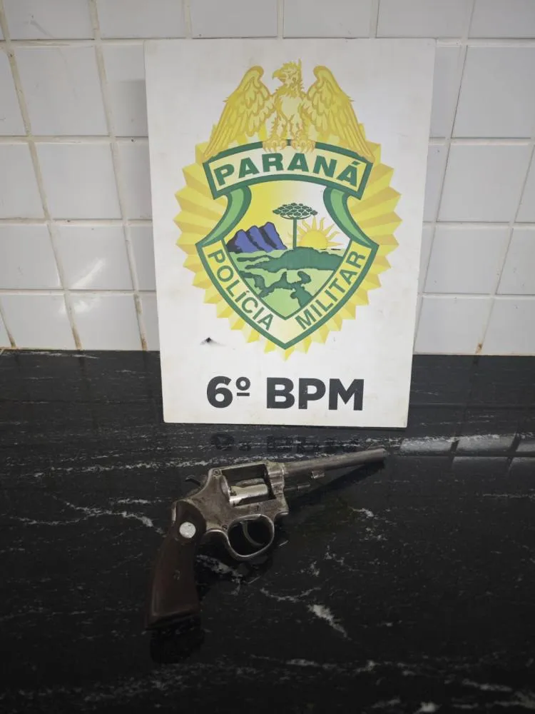 Polícia Militar apreendeu revólver calibre 38 durante abordagem a motorista na Avenida Brasil. O homem foi detido por posse irregular de arma e embriaguez ao volante.Foto: Divulgação/PMPR