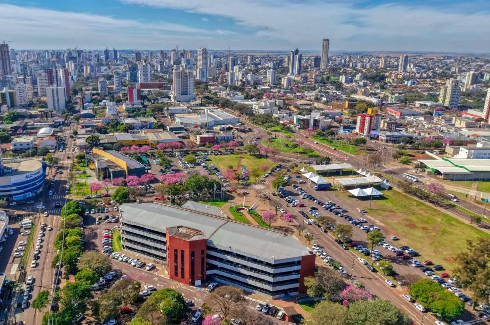 Arena com arquibancada coberta foi montada em frente à Prefeitura de Cascavel para a abertura do Circuito Mundial de Futevôlei. Foto: Divulgação/Assessoria