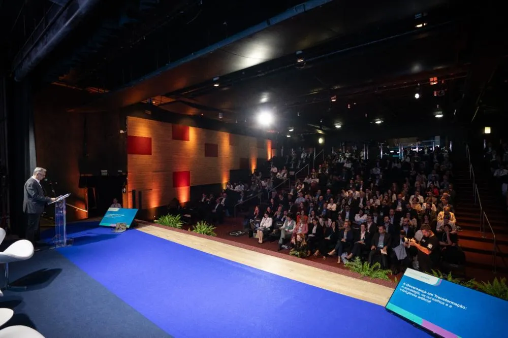 Seminário em Curitiba reuniu lideranças para debater IA, governança corporativa e gestão de riscos.
