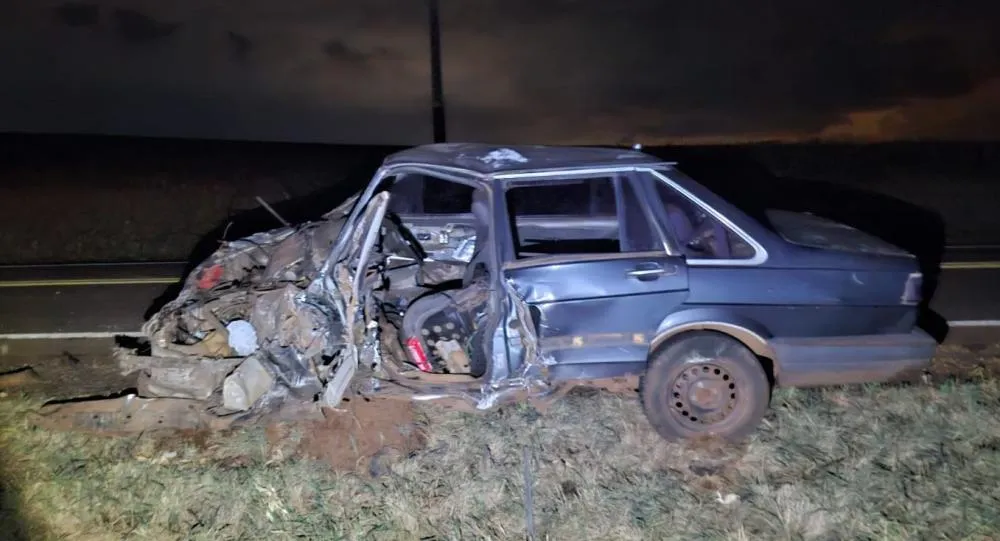 Acidente na rodovia PR-495 deixou o condutor do automóvel com ferimentos médios. Foto: Divulgação 