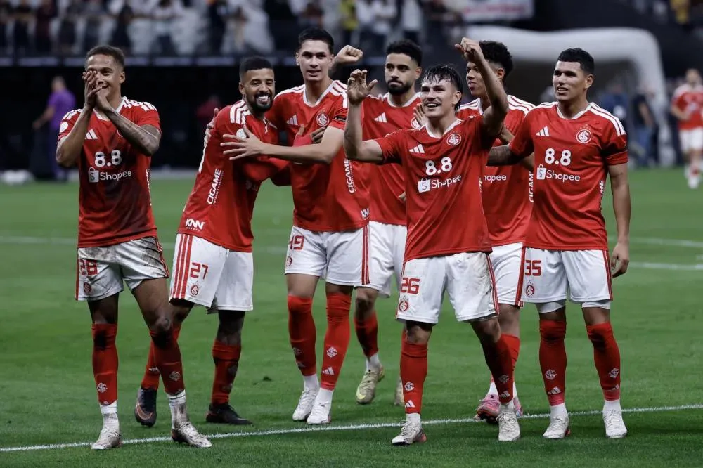 Jogadores do Internacional comemoram vitória ao final da partida contra o Corinthians. Foto:Marcelo Zambrana/ Agif/ Estadão Conteúdo