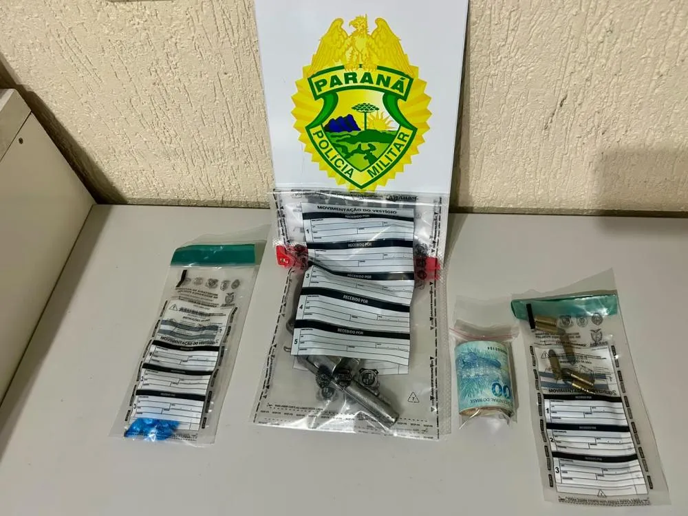  Arma, cocaína, dinheiro e celular foram apreendidos durante a ação da ROTAM.