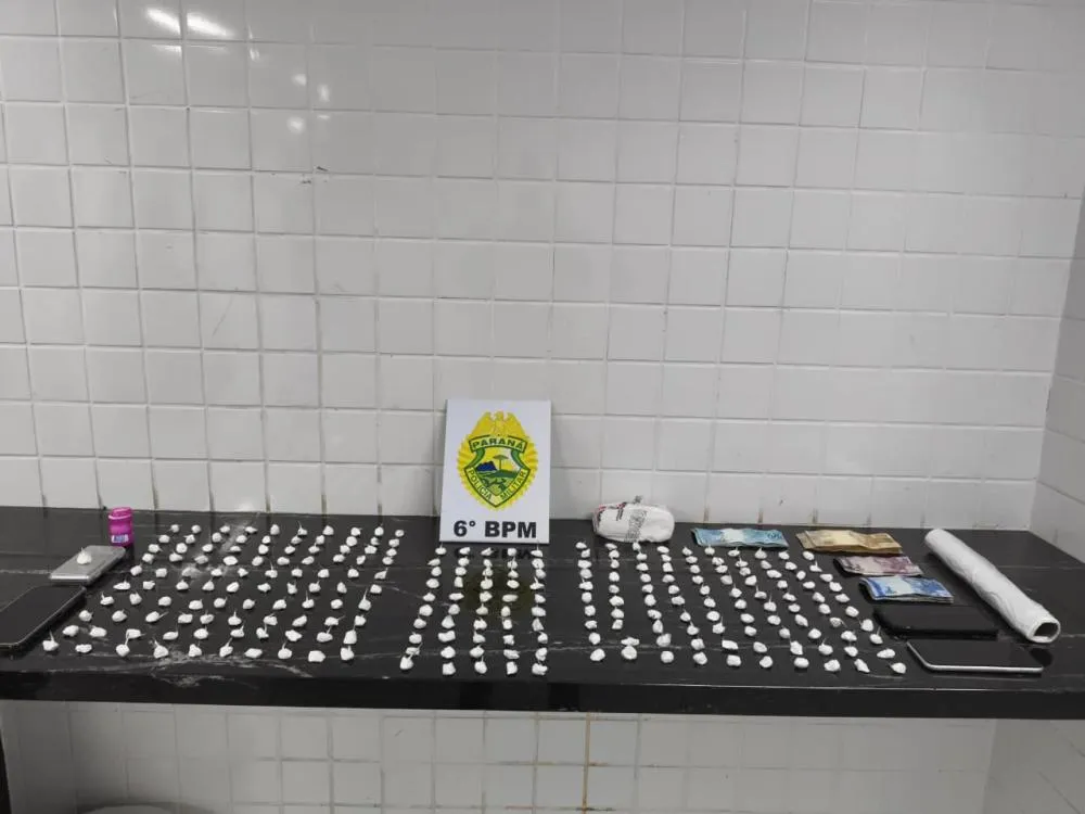 Além da droga, equipes recolheram dinheiro, munição, celulares, balança de precisão e um veículo.
