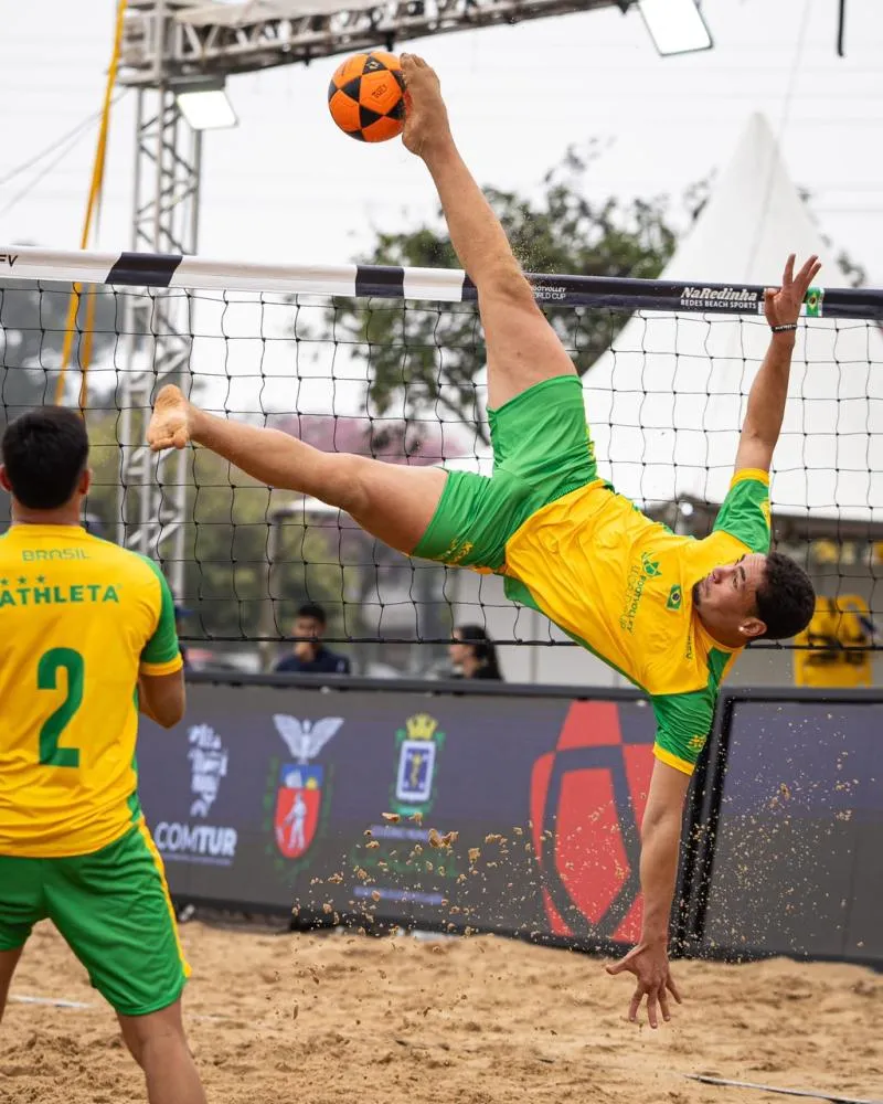 Amaury e Tavinho garantiram vitória na partida de abertura do Circuito Mundial de Futevôlei. A competição segue até domingo. Foto: UCriative