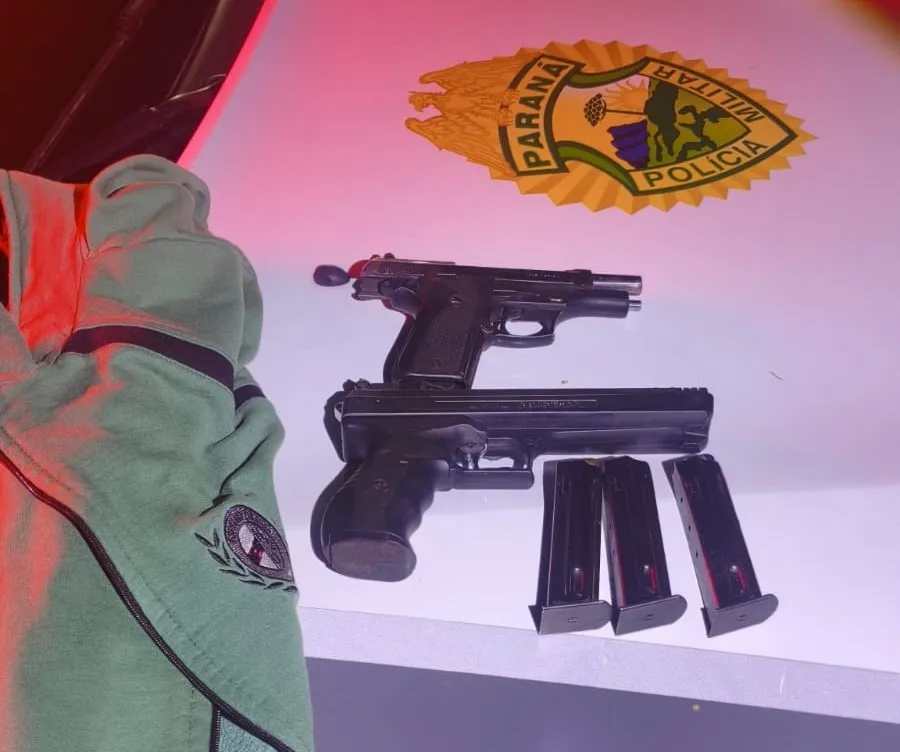 Pistola calibre .380, arma de pressão e 17 munições apreendidas pela Patrulha Rural em São João do Oeste.Foto: Divulgação/PMPR