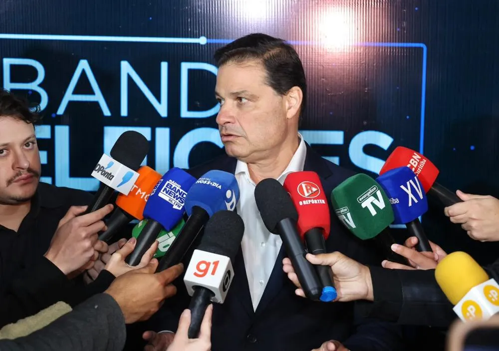 Sandro Alex defendeu a continuidade dos investimentos em rodovias de concreto durante debate na TV Band.
