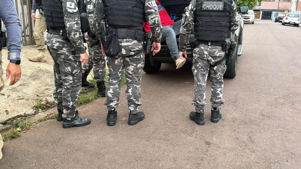 Arma de fogo foi apreendida no bairro Nova Cidade e um homem acabou preso.