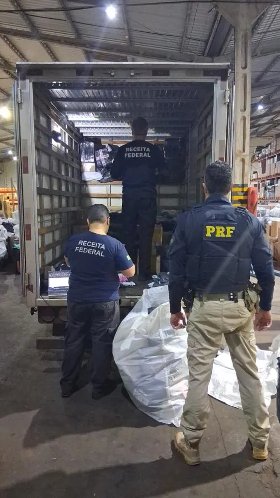 Agentes da PRF e da Receita Federal realizaram a inspeção das mercadorias na sede do órgão em Cascavel. Foto: Divulgação/PRF Foto: Divulgação/PRF