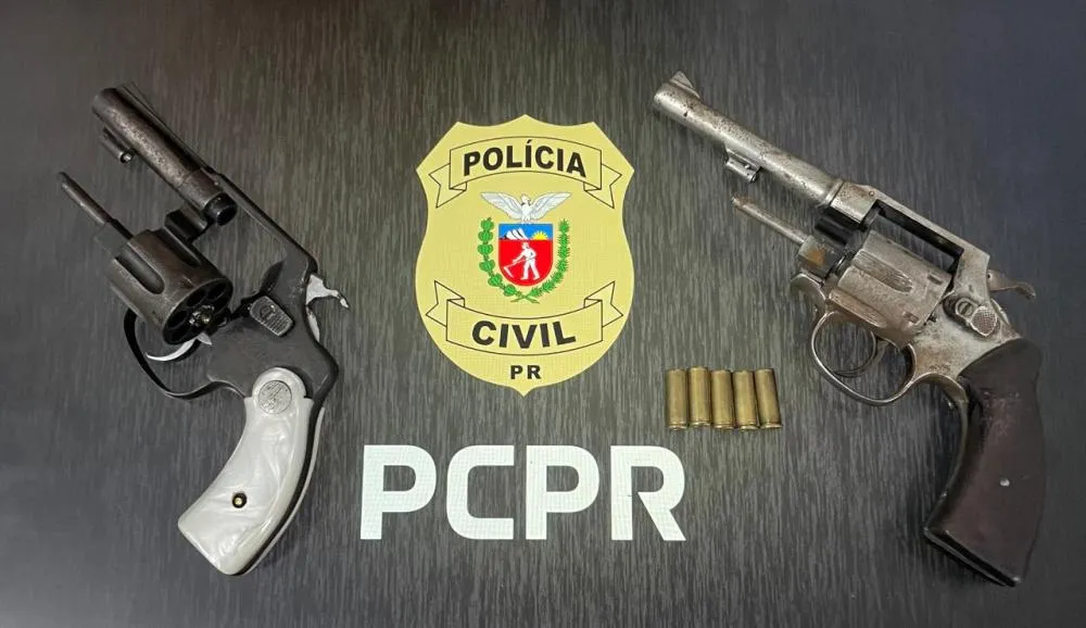 A Polícia Civil do Paraná apreendeu dois revólveres utilizados no duplo homicídio registrado em Ibema. Foto: Divulgação/PCPR