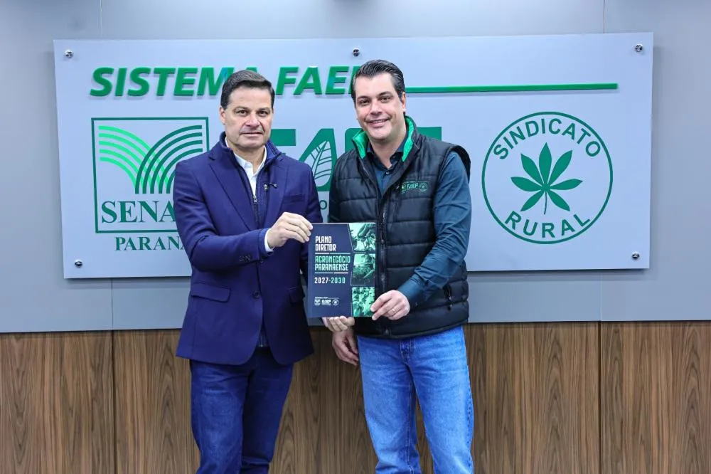 Ágide Meneguette entrega o Plano Diretor do Agronegócio Paranaense 2027/30 ao candidato Sandro Alex.