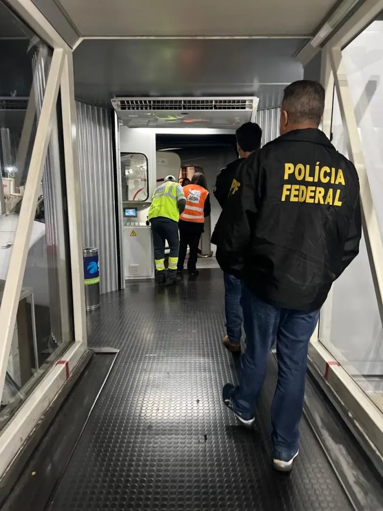 Polícia Federal foi acionada após passageiro fazer comentário sobre bomba durante o embarque para Curitiba.