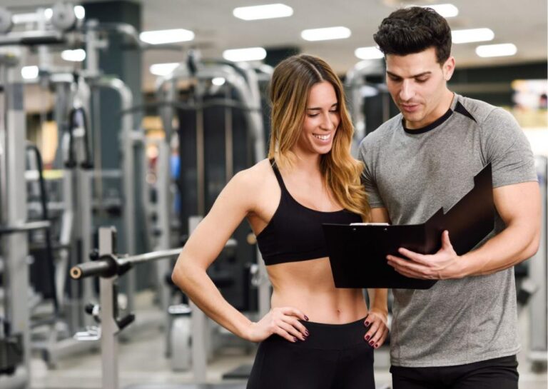 Descubra exatamente o que comunicar para cada nível do público, com este exemplo do personal trainer. Foto: Canva
