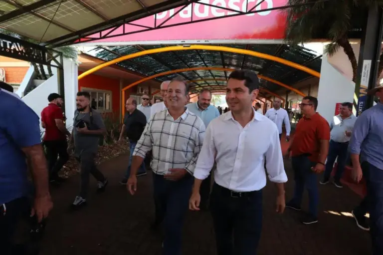 Deputado Alexandre Curi, presidente da Alep, percorrendo o Show Rural