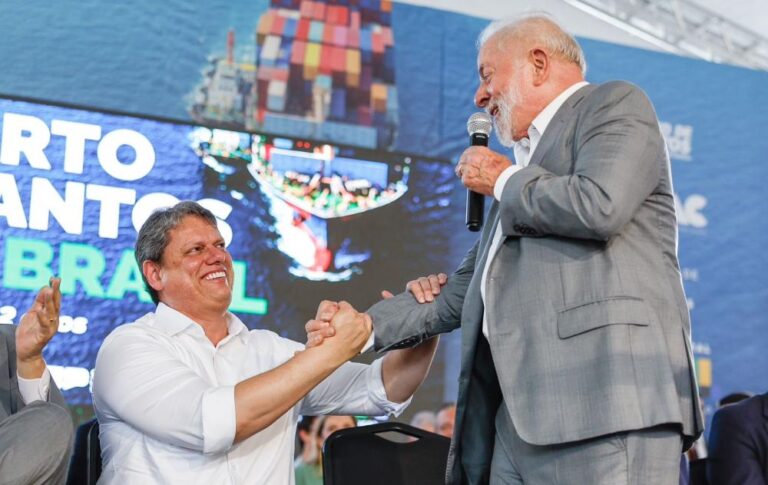 Tarcísio e Lula no evento em Santos