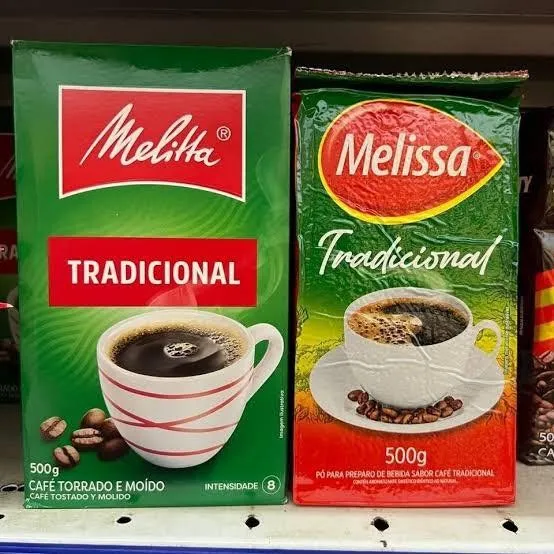 Elementos gráficos como cores, tipografias e imagens levam o consumidor a acreditar que é um produto tradicional, quando na verdade é uma mistura industrializada de ingredientes baratos