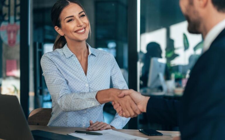 O segredo deste método é usar perguntas estratégicas para aumentar o nível de consciência do cliente sobre o problema que ele tem, visando gerar necessidade pela solução que você vende. Foto: Canva