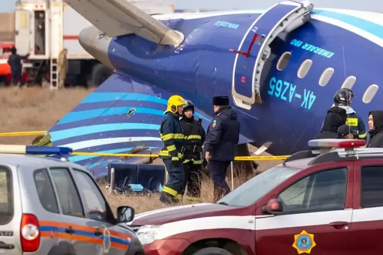 Especialistas trabalham no local da queda do avião da Azerbaijan Airlines perto de Aktau, Cazaquistão, em 25 de dezembro de 2024