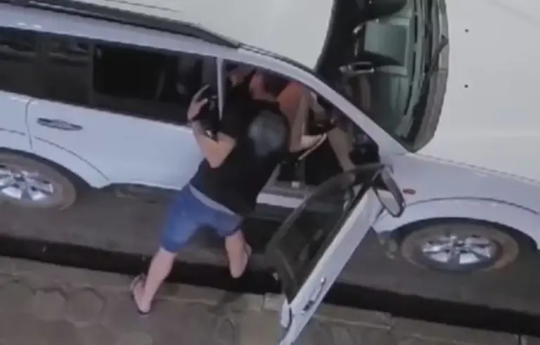 PM filmado agredindo companheira é preso em Capanema — Foto: Reprodução