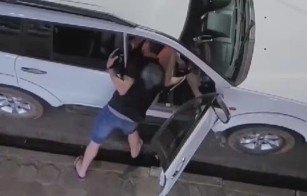 PM filmado agredindo companheira é preso em Capanema — Foto: Reprodução