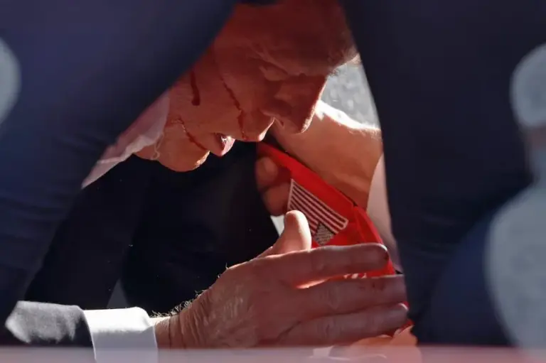 Trump cai após ser atingido de raspão por disparo em comício na Pensilvânia
