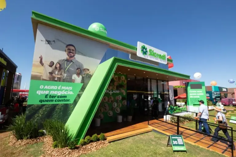Presença do Sicredi no Show Rural 2025 fortaleceu atuação da instituição no financiamento agrícola e na oferta de consórcios e seguros para setor Créditos: Leandro Carvalho/ Sicredi