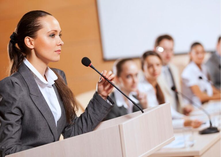 A principal causa das pessoas terem medo de falar em público é simplesmente o fato de não estarem acostumadas a falar em público. Foto: Canva