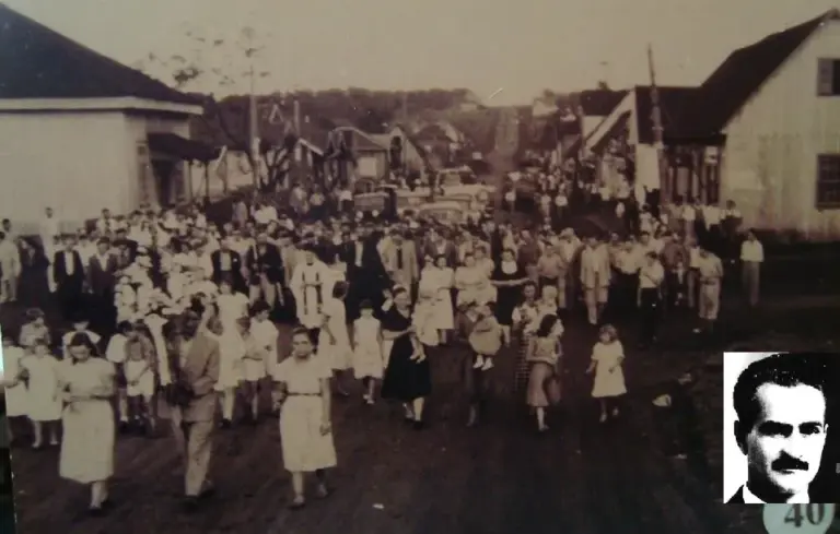 Multidão acompanha o féretro do vereador Adelino Cattani (no destaque) o cemitério que ele propôs fechar