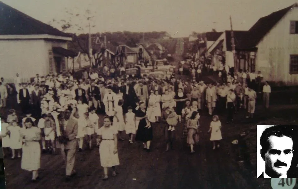 Multidão acompanha o féretro do vereador Adelino Cattani (no destaque) o cemitério que ele propôs fechar