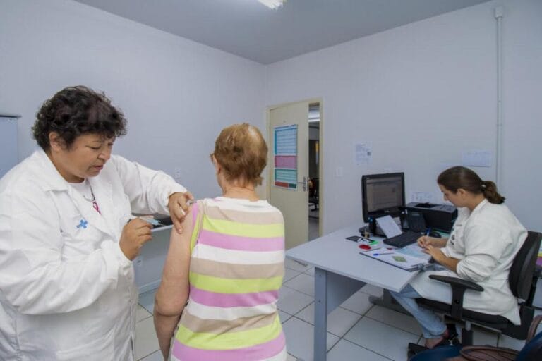 Todas as unidades de saúde de Toledo, da cidade e do interior, estarão abertas para aplicar doses do imunizante em pessoas que compõem grupos prioritários