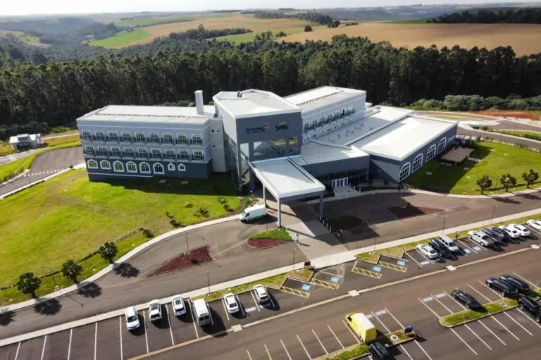 O hotel tem mais de 17 mil metros quadrados, o hotel está situado em uma área de 16 hectares
