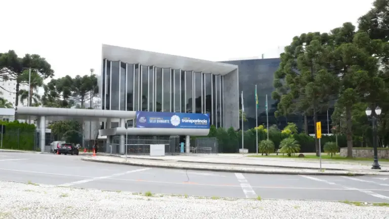 A proposição que trata dos vencimentos dos docentes da rede pública estadual será votada em duas sessões plenárias na segunda-feira (16).
