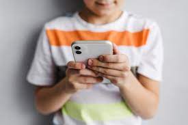 Um recente estudo mostrou que a dor cervical pode ser observada em alunos viciados em smartphones, o que pode posteriormente levar à incapacidade de longo prazo de realizar tarefas simples, sem sentir dor