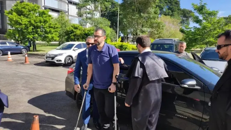 O réu foi fotografado ao lado de fora do tribunal, pouco antes do início do terceiro dia de júri nesta quinta (13).