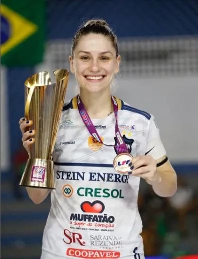 Michi levantando um dos inúmeros troféus que conquistou com o Stein Foto:Assessoria