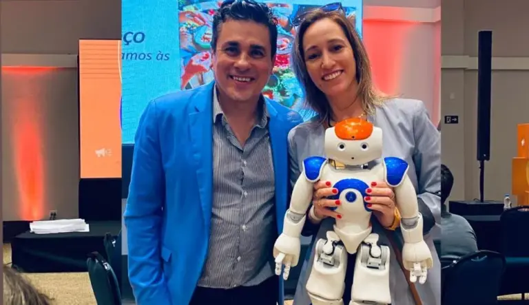 O roboticista Gil Giardelli e a jornalista Carina Walker com o robô humanoide “Nao”: aquilo que era impensável já não é mais | Foto: Arquivo pessoal