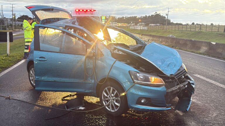 O carro ficou destruído no impacto