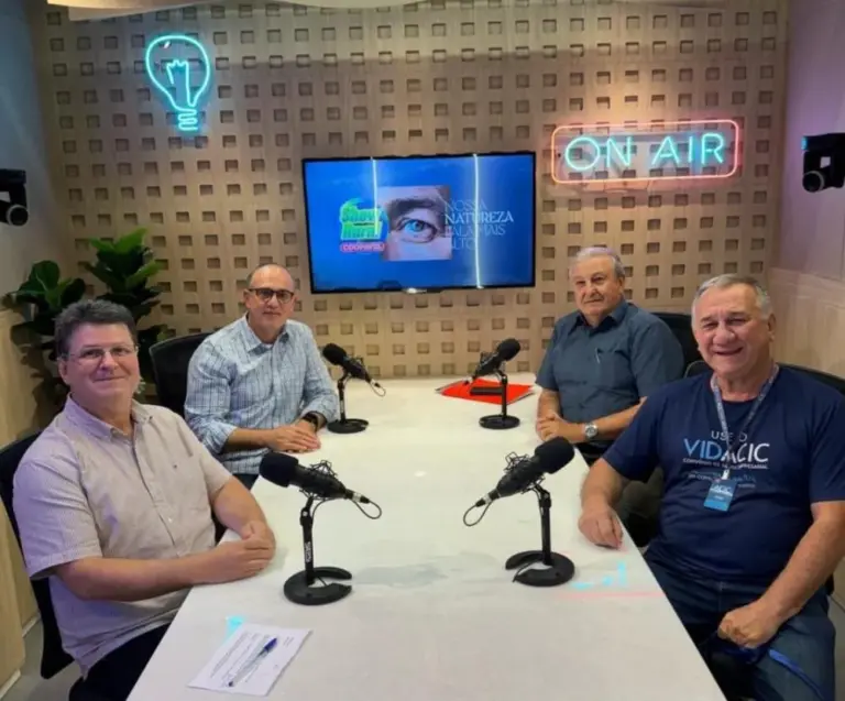 O jornalista Jean Paterno, o presidente da Acic Siro Canabarro, o presidente da Coopavel Dilvo Grolli e o gerente da Acic César Ióris  Crédito: Assessoria