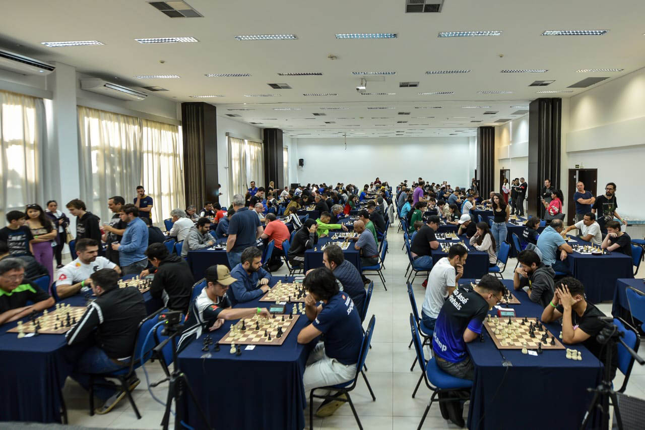 Com jogadores de 20 países, Matinhos recebe torneio internacional de xadrez