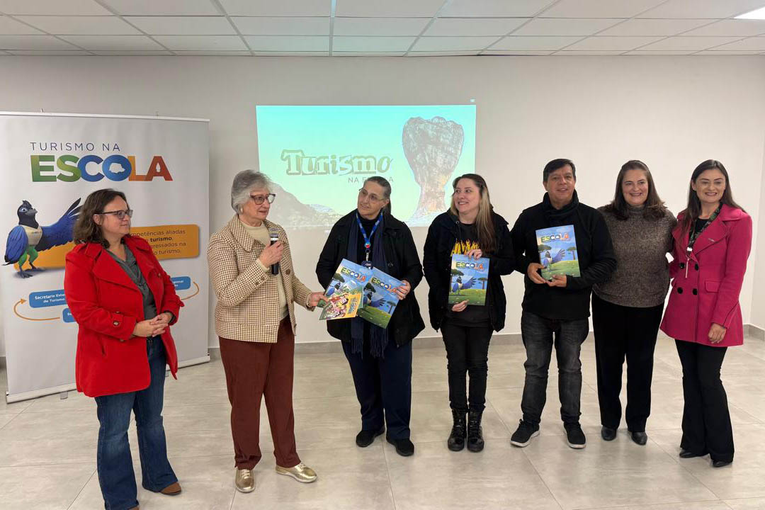 Escolas de 11 cidades da região de Ponta Grossa recebem cartilhas sobre turismo
