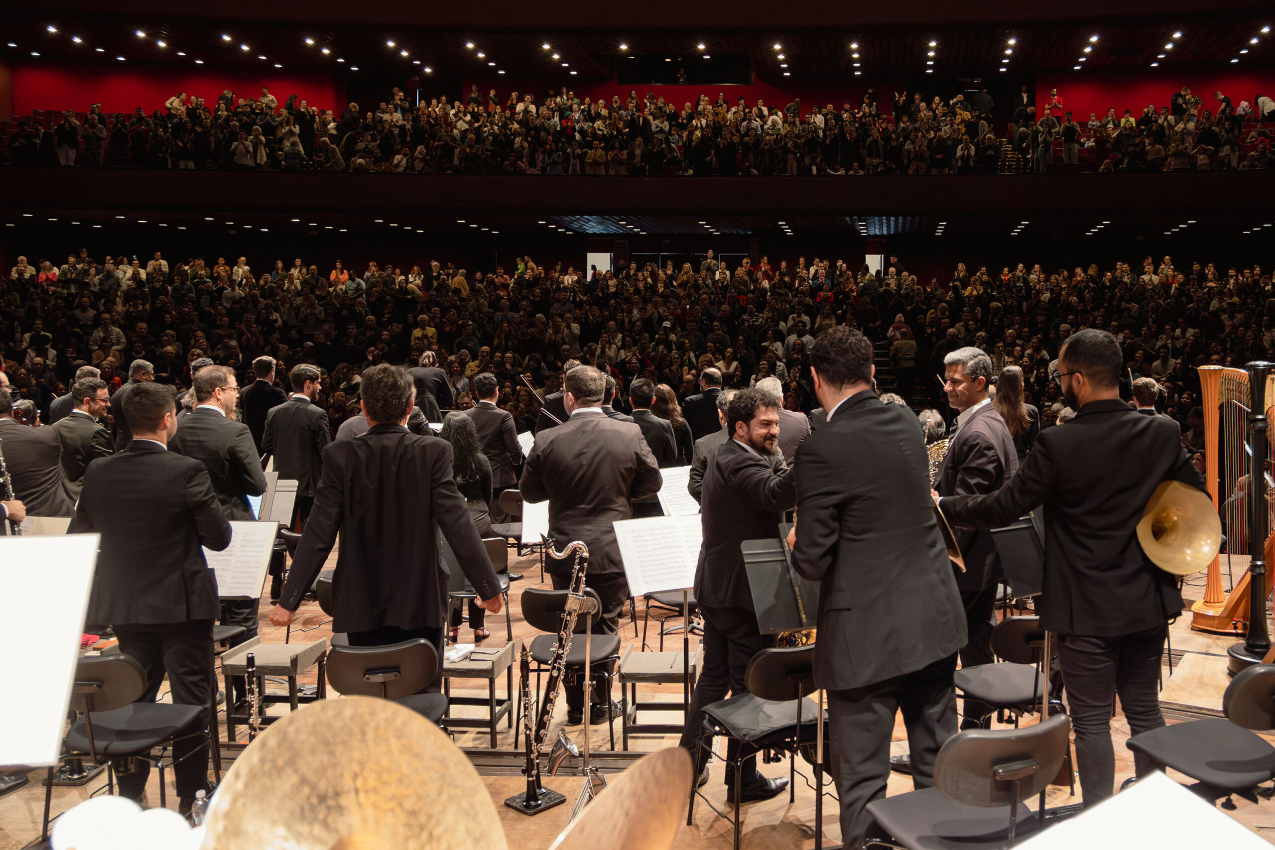 Com maestra e solista convidados, Orquestra Sinfônica lota o Guairão