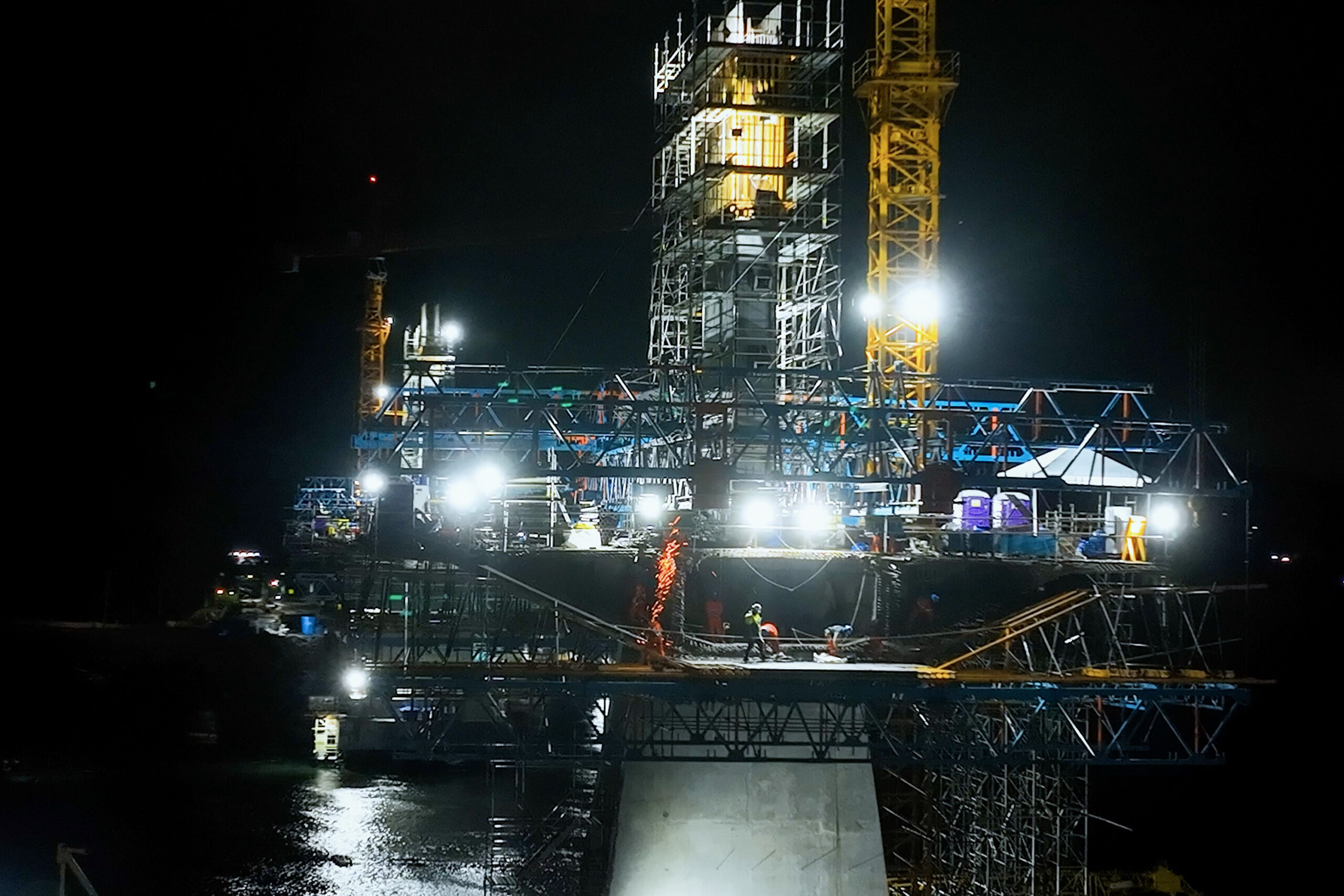 Ponte de Guaratuba mantém ritmo acelerado de obras até de madrugada; veja imagens