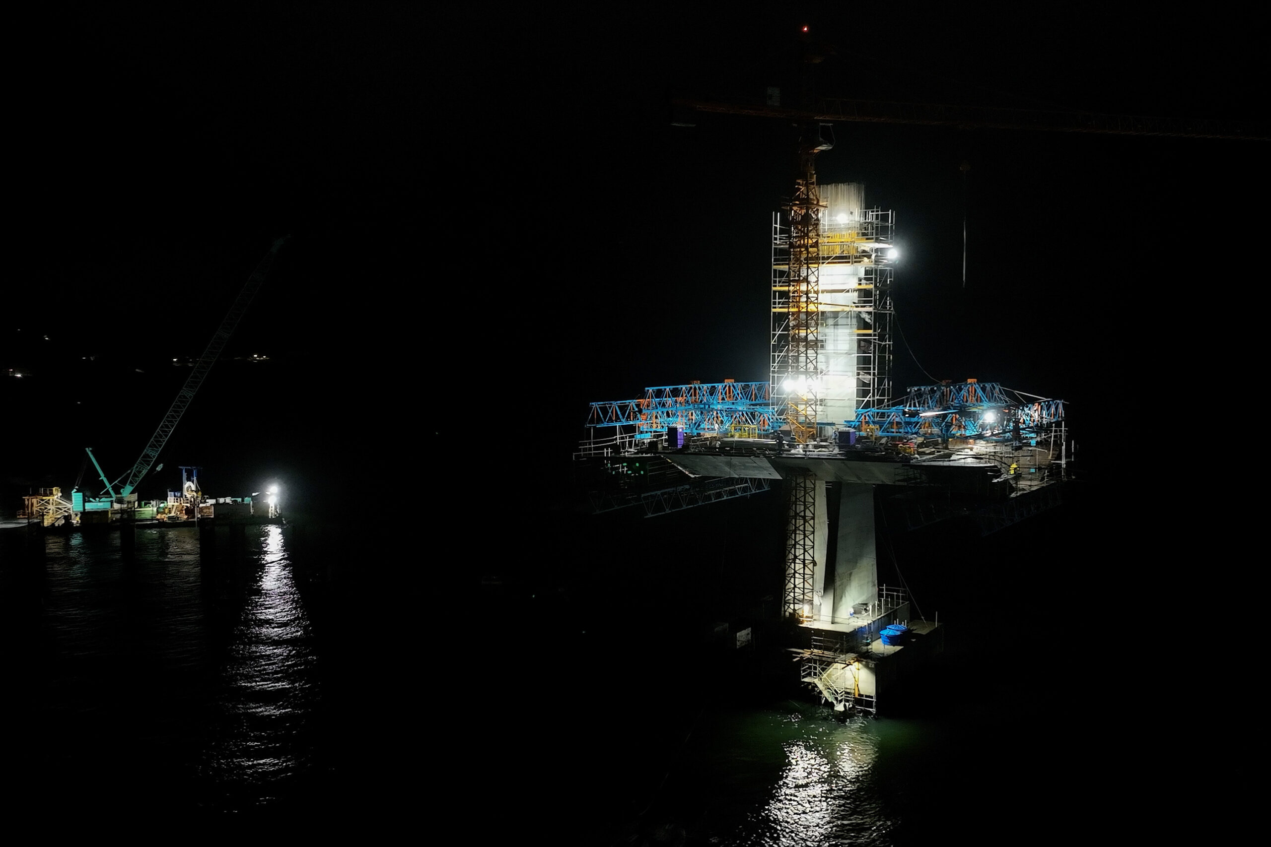 Ponte de Guaratuba mantém ritmo acelerado de obras até de madrugada; veja imagens
