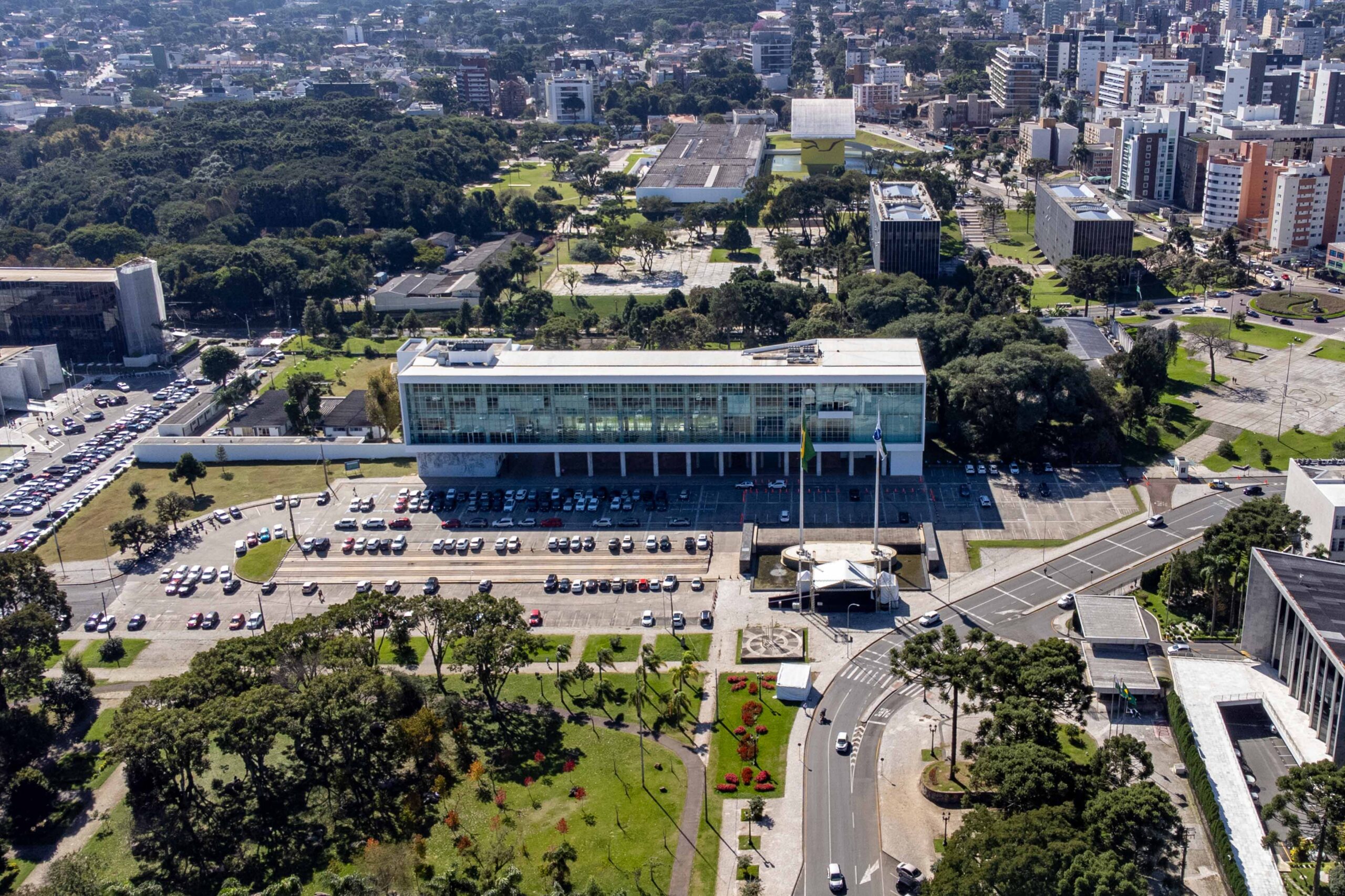 Paraná amplia 615 vagas em concursos públicos para fortalecer quadro funcional
