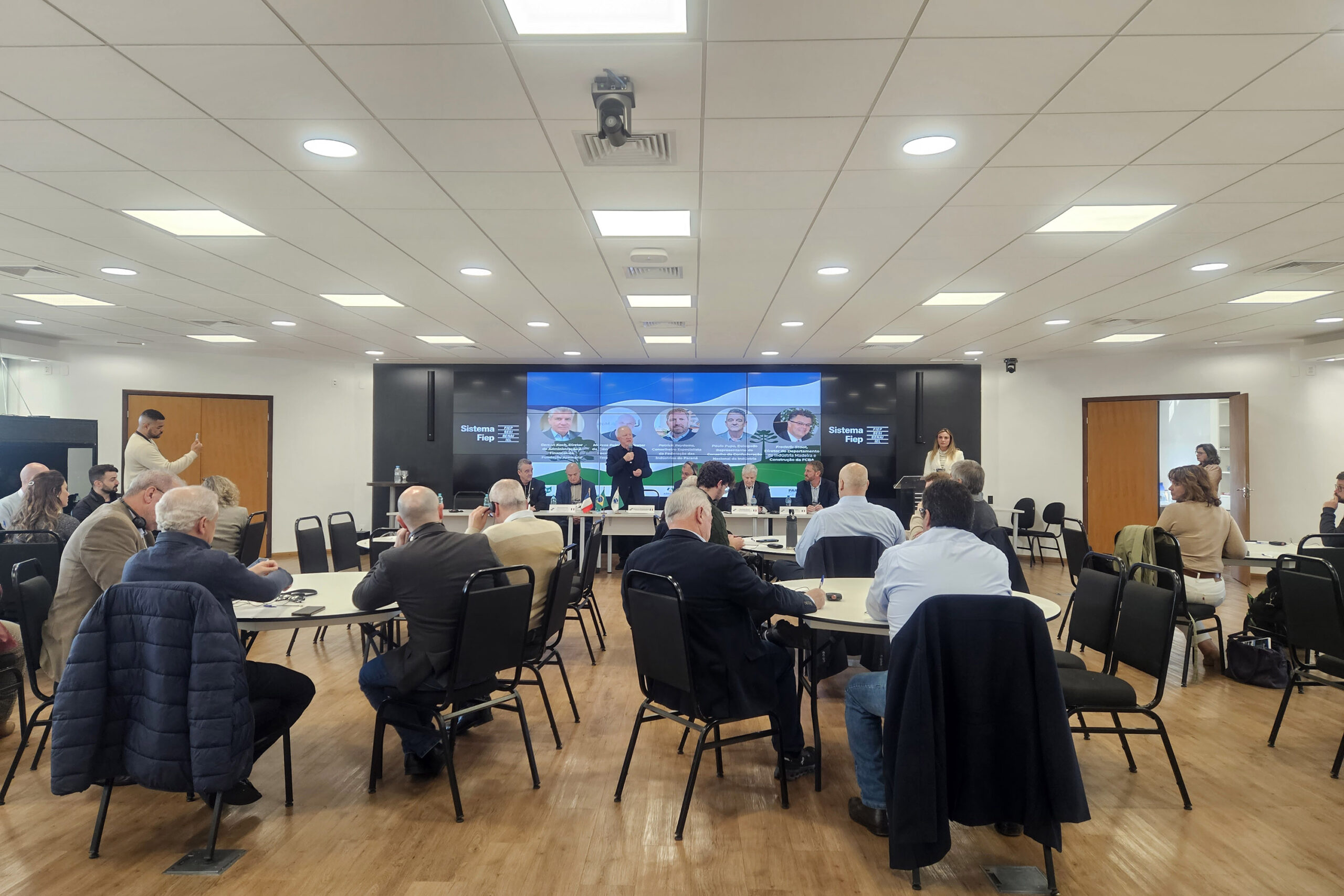 Fundação Araucária apresenta a instituto francês pesquisas da madeira na construção civil
