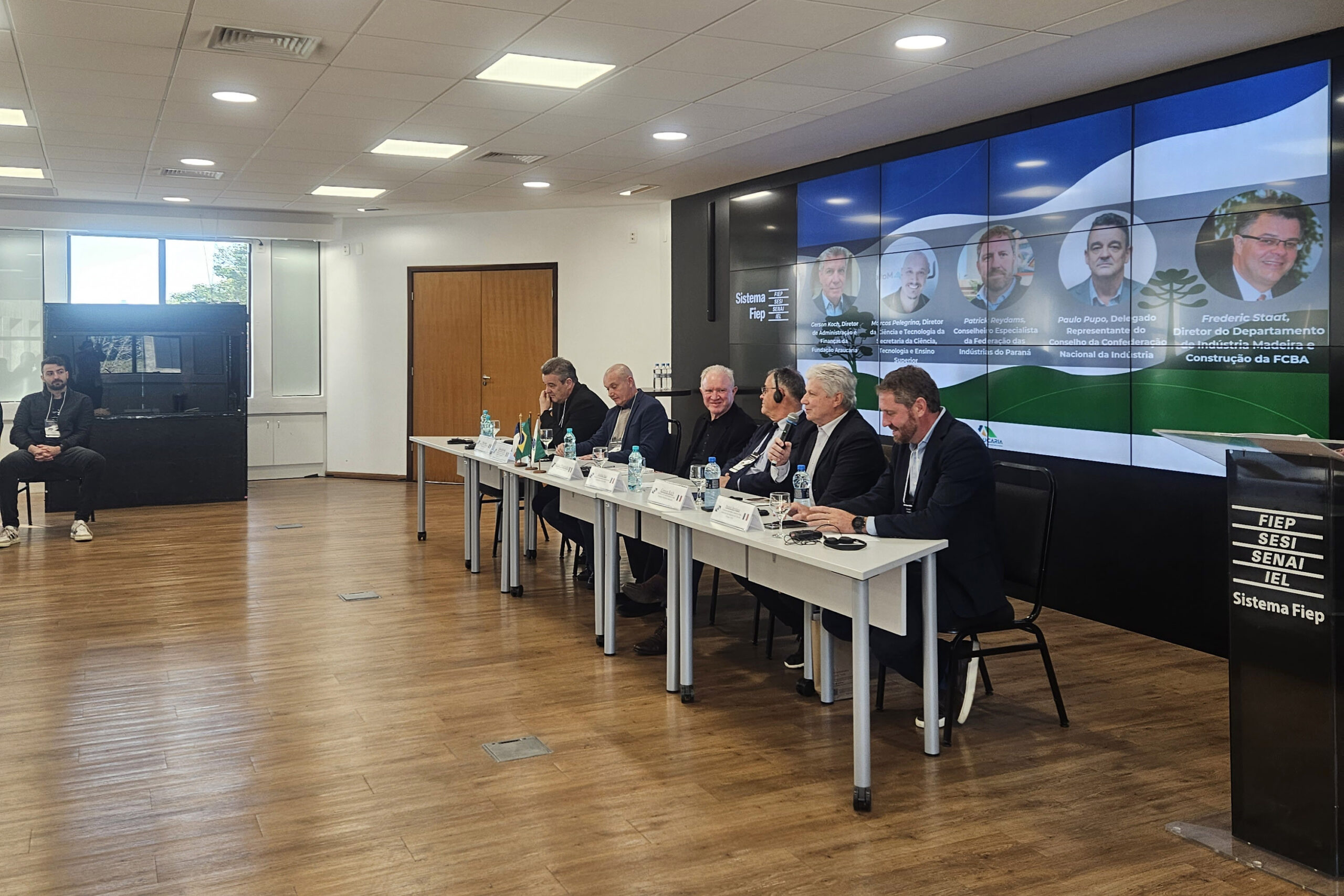 Fundação Araucária apresenta a instituto francês pesquisas da madeira na construção civil